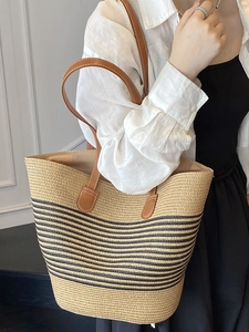 Französische minimalistische Strohtasche mit dunkelblauen Streifen und braunen Ledergriffen