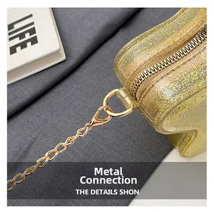 Detailansicht der gold glitzernden Minitasche mit Metallkettenriemen und Reißverschluss