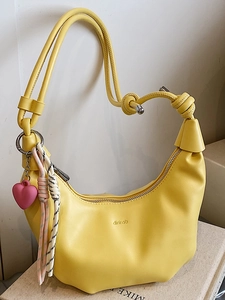 Sac à Épaule Hobo en Cuir PU pour Femmes Minimaliste Urbain Sac Demi-Lune Plissé Sac Sous le Bras Avec Pendentif Coeur