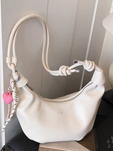 Sac hobo blanc minimaliste avec bandoulière nouée et détail de breloque cœur