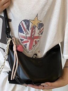 Sac hobo plissé noir chic avec breloque cœur pour un usage quotidien très élégant
