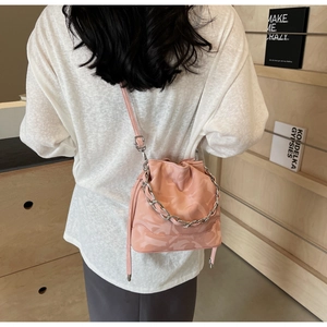 Sac seau rose brillant avec grosse chaîne argentée et fermeture à cordon
