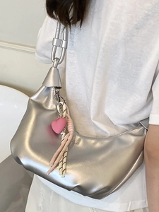Sac Hobo argenté métallisé pour femme avec pendentif cœur rose et bandoulière tendance