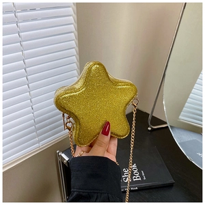 Nahaufnahme der goldenen Stern-Minitasche mit Pailletten und feiner Kette