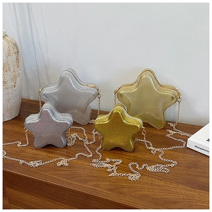 Detailansicht der sternförmigen Glitzer-Minikettentaschen in Gold und Silber