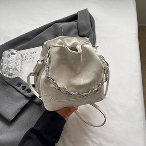 Détail du sac seau blanc avec chaîne argentée, cordon de serrage et cuir PU souple
