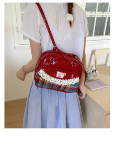 Détail du sac bowling en cuir verni rouge avec tissu à carreaux et bordure en dentelle