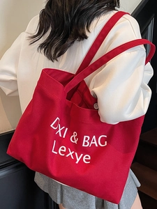 Rote Canvas-Tragetasche mit weißer Buchstabenstickerei für sommerliche Schultern