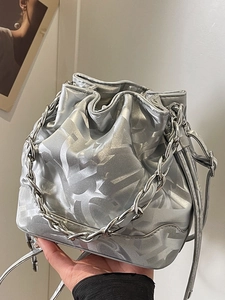 Sac seau argenté avec motif géométrique, poignée chaîne et finition métallisée
