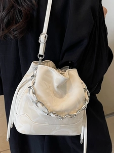 Sac seau beige minimaliste avec chaîne argentée et bandoulière pour femmes à la mode