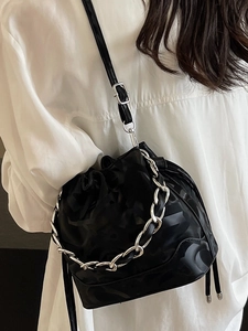 Sac seau noir minimaliste avec motif pétales de rose et chaîne argentée pour femme