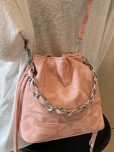 Sac seau rose minimaliste avec cordon de serrage, chaîne argentée et bandoulière femme