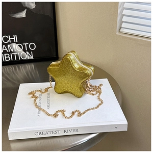 Detail der sternförmigen goldenen Mini-Umhängetasche mit Pailletten und Kette