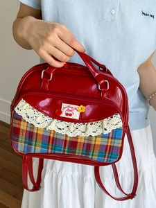 Sac à main rouge vintage avec motif écossais, dentelle et écusson cerise sweet