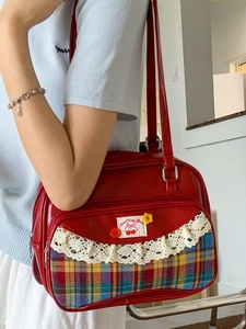 Sac à bandoulière à carreaux rouges avec dentelle blanche et broderie cerise
