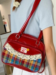 Sac à épaule en cuir verni rouge avec motif écossais et bordure en dentelle cerise