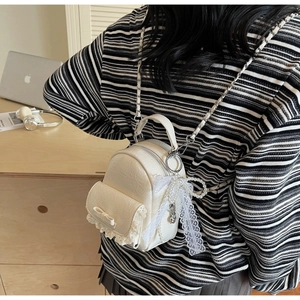 Mini sac à dos crème avec chaîne en perles et détails de nœud en décor chaleureux