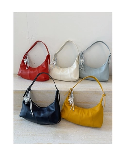 Cinque borse hobo in pelle testurizzata di vari colori con ciondolo a cuore e ali argentate