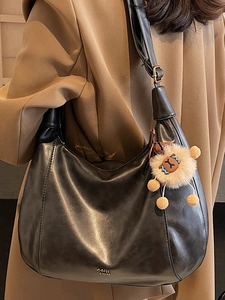 Elegante borsa tote in pelle PU nera da donna con ciondolo a forma di pecora di peluche e oro