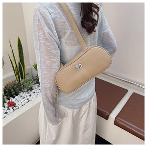 Detailansicht einer beige farbenen Schultertasche aus Leder mit silbernem Metalldrehverschluss