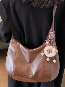 Borsa hobo marrone scuro in pelle PU con ciondolo a pecora in peluche chic