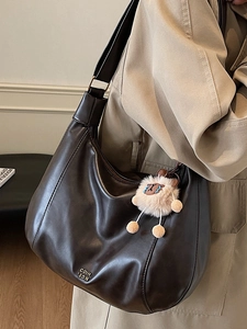 Grande borsa tote marrone in pelle PU con tracolla e grazioso ciondolo a forma di pecora