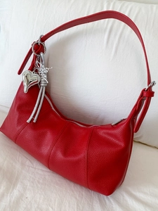 Borsa Donna in Pelle PU Hobo Dumpling Grande Capacità Motivo Lychee Borsa a Spalla Con Ciondolo a Cuore in Metallo Argentato