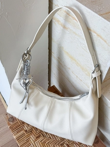 Borsa a tracolla chic in pelle litchi bianca con tracolla larga e ciondolo a cuore