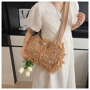 Détail du sac à bandoulière tissé à la main avec perles colorées et franges