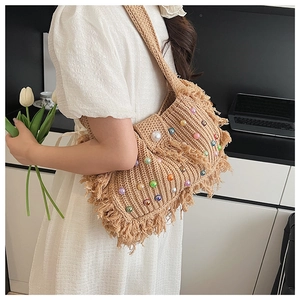 Détail du sac à bandoulière tissé main avec perles colorées et franges style bohème