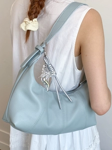 Borsa hobo a mezzaluna blu chiaro alla moda con ciondoli a farfalla e cuore in argento