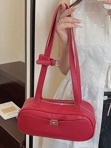 Minimalistische fuchsia Schultertasche aus Leder mit Metall-Drehverschluss vorne