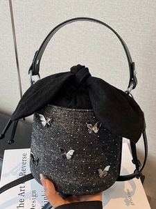 Sac seau en denim noir avec motifs papillons argentés et fermeture à cordon coulissant