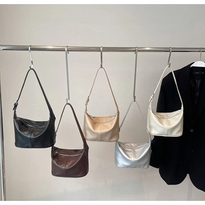 Vue détaillée de sacs à bandoulière demi-lune en cinq couleurs avec surpiqûres et zips