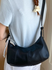 Borsa a mezzaluna minimalista in pelle litchi nera con pendente a farfalla argento e tracolla