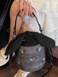 Sac seau noir en denim avec breloques papillon et fermeture à grand nœud élégant