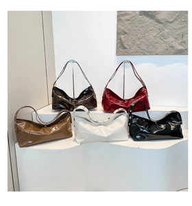Collection de sacs croissant rétro en cuir huilé avec larges bandoulières réglables