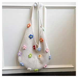 Vue détaillée du sac fourre-tout au crochet avec des motifs de fleurs 3D tricotées