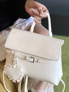 Sac à dos chic en cuir plissé blanc crème avec boucle argentée et breloque cœur pour femme