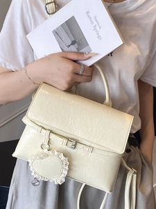 Sac à dos chic blanc crème en PU plissé avec boucle et pendentif cœur en dentelle