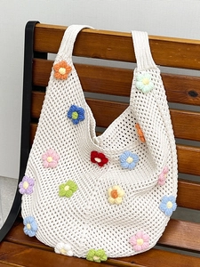 Sac fourre-tout au crochet avec fleurs 3D colorées sur tissu tricoté crème