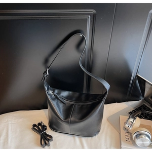Sac bandoulière demi-lune noir minimaliste avec bandoulières réglables et coutures déco
