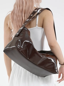 Sac croissant rétro en cuir huilé marron foncé avec large bandoulière à rivets argentés