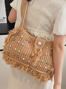 Sac à bandoulière au crochet fait main avec perles colorées et détails de franges