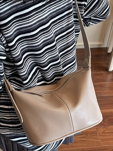 Sac sous le bras style français en cuir marron clair pour femme avec bandoulière élégante