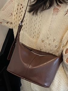Sac sous le bras français en cuir brillant marron foncé avec accessoires argentés élégants
