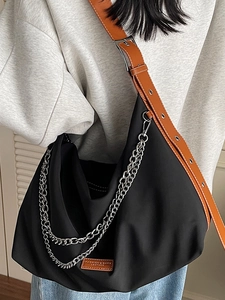 Sac hobo noir en nylon avec chaîne argentée et bandoulière en cuir marron