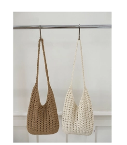 Vue détaillée des sacs à bandoulière au crochet en marron et blanc crème pour l'été