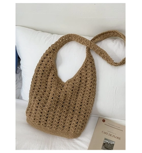 Détail de la texture tissée ajourée sur un sac à bandoulière en coton fait main kaki