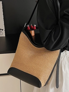 Sac fourre-tout en paille tissée minimaliste avec lanières et bordures en cuir noir été